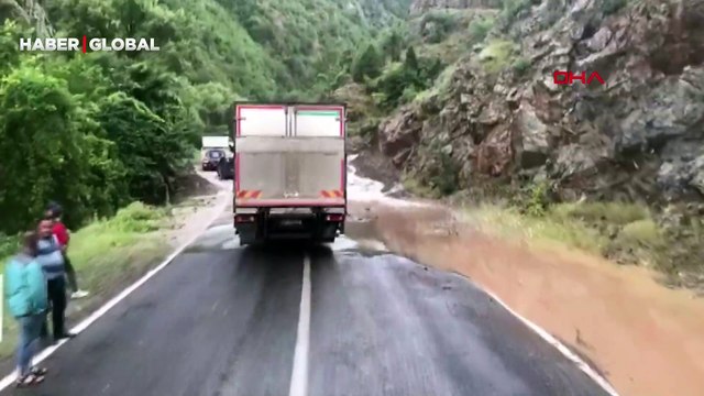 Artvin- Şavşat karayolunda heyelan, ulaşımı olumsuz etkiledi