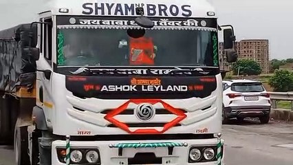 हाइवे पर मचा कोहराम, चालक फंसा केबिन कैसे बचाई जान .... देखें वीडियो ....