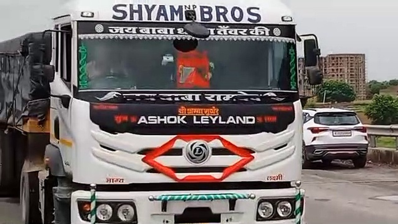हाइवे पर मचा कोहराम, चालक फंसा केबिन कैसे बचाई जान .... देखें वीडियो ....