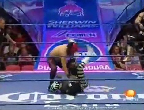 La Máscara & La Sombra & Máscara Dorada © vs Averno & Ephesto & Mephisto for the CMLL World Trios Championship | 2011-07-15