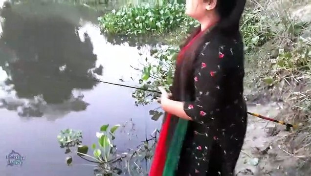 Beautiful Girl Fishing The fun of fishing in the village canals is different Hook Fishing