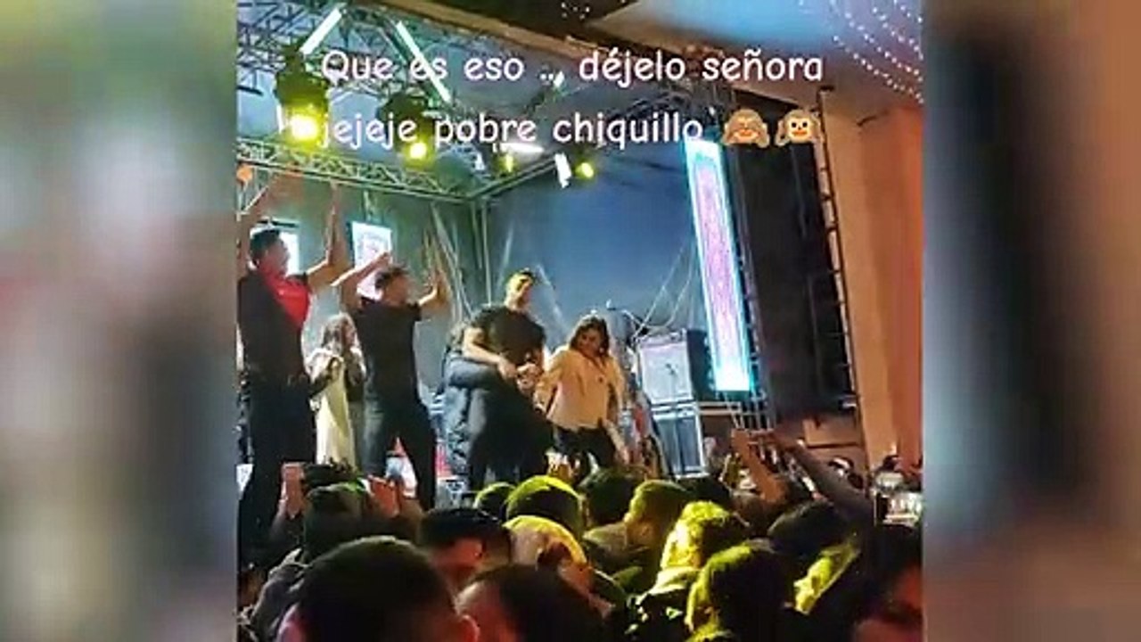Un “lindo chiquillo” pasa un incómodo momento cuando una fan lo abraza mientras baila en una presentación