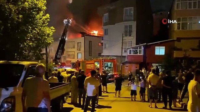 Pendik'te 2 Katlı Binanın Çatı Katı Alev Alev Yandı