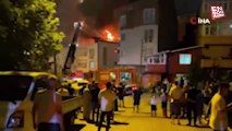 Pendik'te iki katlı binanın çatı katı alev alev yandı