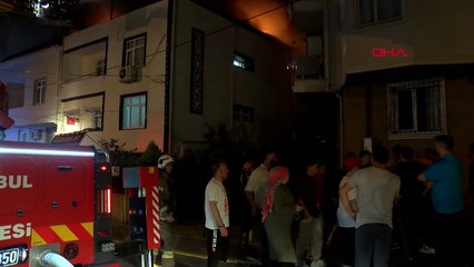 Toit d'un immeuble de 2 étages incendié à Pendik