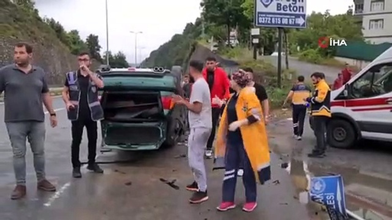 En regardant le téléphone, sa voiture s'est renversée sur une route droite： 2 blessés