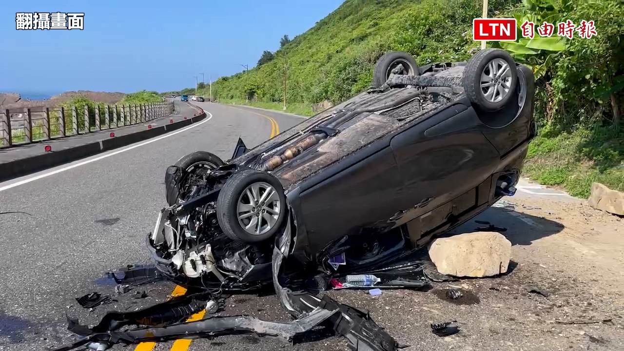 打哈欠釀禍！ 男駕車衝到對向撞山壁 180度翻覆幸無傷(翻攝畫面)