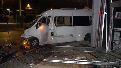 Sürücünün kontrolünü kaybettiği servis minibüsü iş yerine çarptı: 1 ölü, 4 yaralı