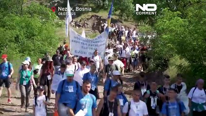 شاهد: إحياء لذكرى مجزرة سريبرينيتشا.. مسيرة سلام في البوسنة