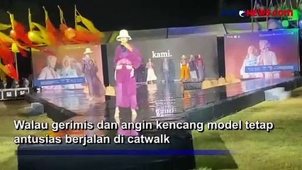 Model Antusias Berjalan di Catwalk Meski Gerimis Warnai LIMOFF Hari Ketiga