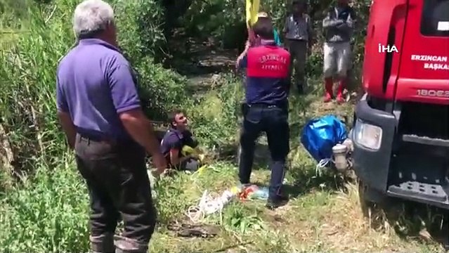 Kanalizasyon kuyusuna düşen inek itfaiye ekiplerince kurtarıldı