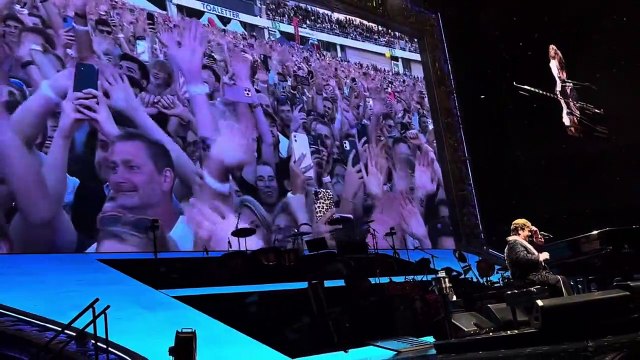 Regardez les adieux très émouvants d'Elton John lors de son ultime concert hier soir en Suède : Jouer pour vous a été ma raison de vivre. Vous êtes dans ma tête, mon cœur et mon âme - VIDEO