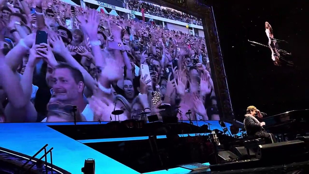Regardez les adieux très émouvants d'Elton John lors de son ultime concert hier soir en Suède : "Jouer pour vous a été ma raison de vivre. Vous êtes dans ma tête, mon cœur et mon âme" - VIDEO
