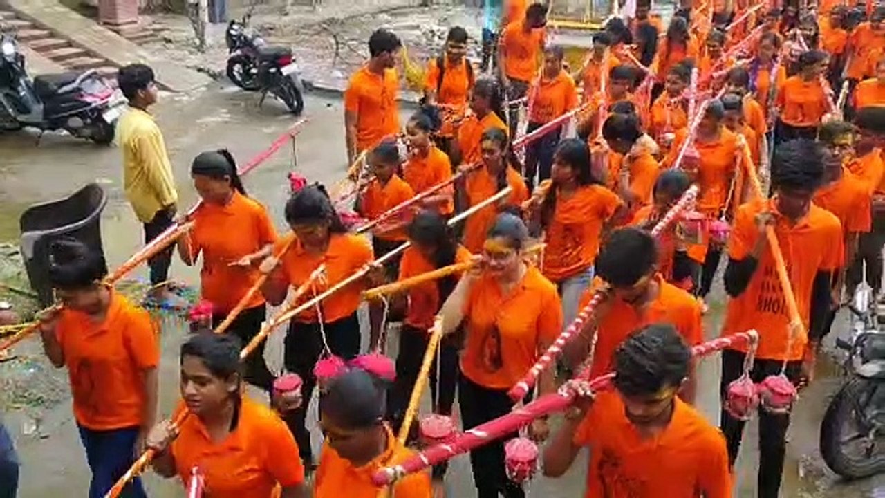 बालिकाएं कांवड़ लेकर निकली तो गूंज उठे बोल बम—ताड़क बम के जयकारे