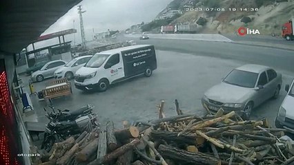 L'attention des conducteurs a évité le désastre : la voiture garée a automatiquement reculé comme ceci