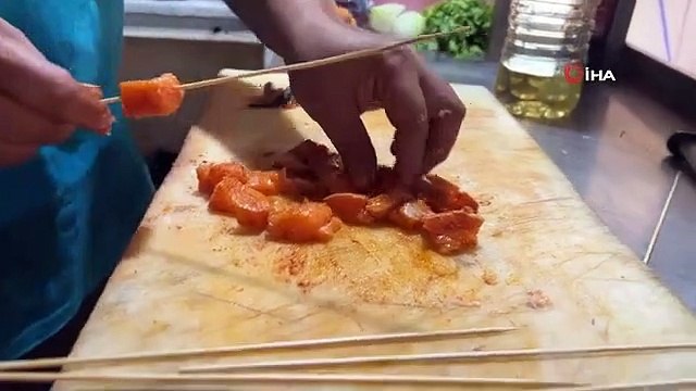 Les cubes de poisson, les hamburgers et les boulettes de viande attirent l'attention à Kahramanmaraş