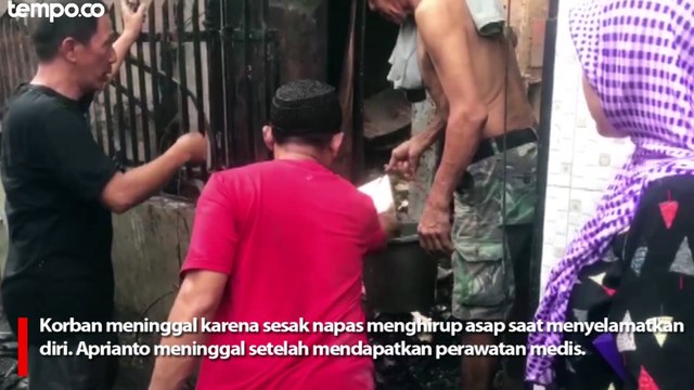 Hanguskan 61 Rumah, Warga Tambora Membersihkan Sisa Kebakaran