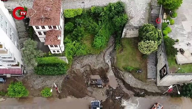 Ordu'da heyelan: Araçlar toprak altında kaldı, yollar suyla kaplandı