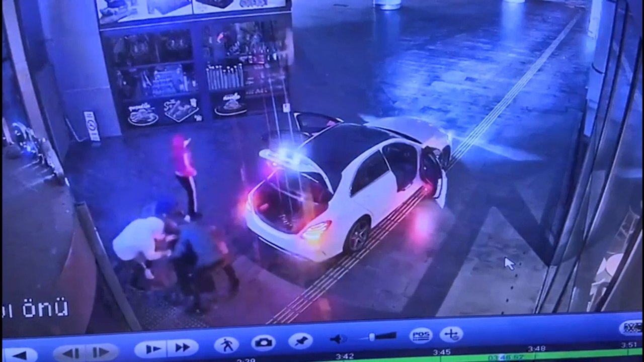 Açamadıkları kasayı taşıyarak çaldılar