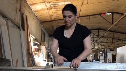 Kadın marangoz erkeklere rakip oldu Ojeli tırnaklarıyla ahşabı güzelleştiriyor