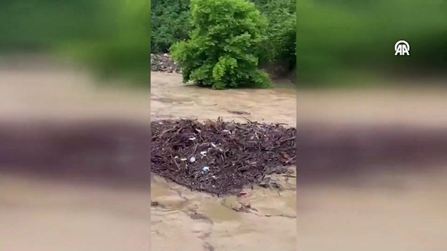 Sağanak nedeniyle dereler taştı, bazı yollar kapatıldı