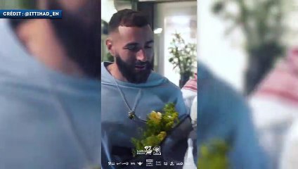 Video herunterladen: L'accueil festif de Al-Ittihad pour ses nouvelles recrues !