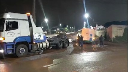 Ônibus do transporte público fica atolado em trecho de obras no Jardim Melissa