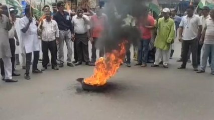 পশ্চিম বর্ধমান: রাস্তায় দাউ দাউ করে জ্বলছে আগুন, ঘিরে দাঁড়িয়ে বিক্ষোভ