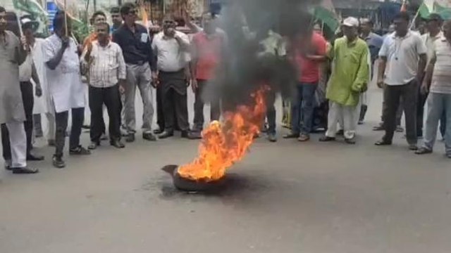 পশ্চিম বর্ধমান: রাস্তায় দাউ দাউ করে জ্বলছে আগুন, ঘিরে দাঁড়িয়ে বিক্ষোভ