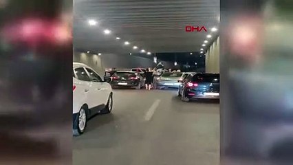 Elazığ'da düğün konvoyu trafiği kapatıp halay çekti