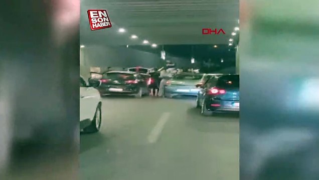 Elazığ'da düğün konvoyu yapan bir grup alt geçidi kapatıp halay çektiler