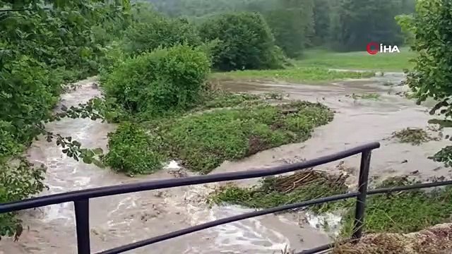 Bolu'da sağanak dereleri taşırdı Abant yolunda dere taştı, tarlaları ve yolları su bastı