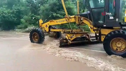 De fortes pluies ont partiellement fermé la route Yığılca à la circulation
