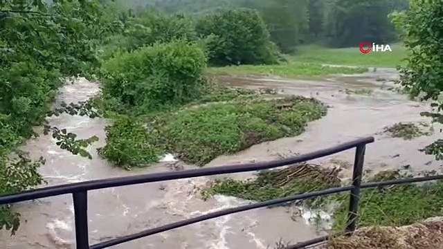 A Bolu, des ruisseaux torrentiels ont débordé, sur le chemin d'Abant, le ruisseau a débordé, inondant les champs et les routes.
