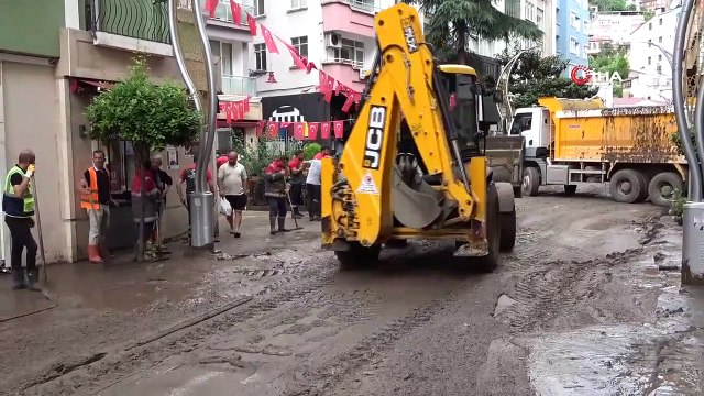 L'armée est inondée ! Les routes ont été fermées, les lieux de travail remplis de terre sont devenus inaccessibles.