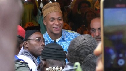 Mbappé accueilli en héros dans le village natal de son père au Cameroun