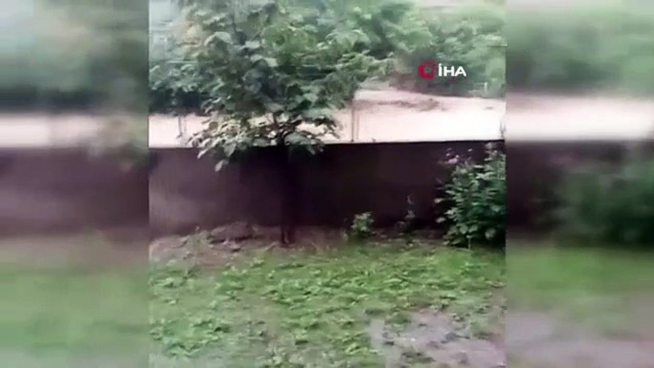 Des inondations torrentielles ont provoqué des inondations à Zonguldak, le pont donnant accès à trois villages ne peut pas être utilisé