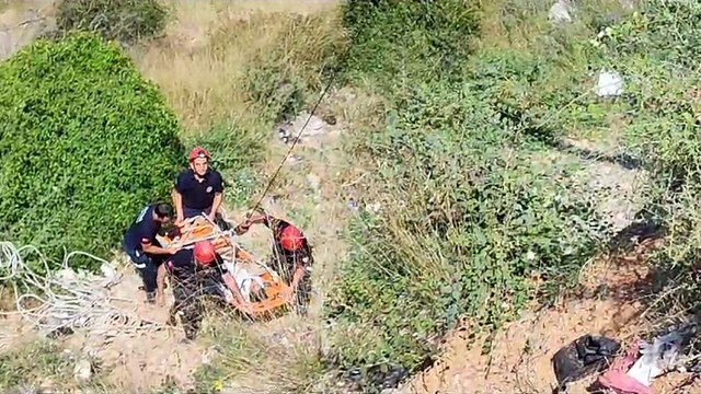 Uçurumda mahsur kalan paraşütçüyü, itfaiye kurtardı