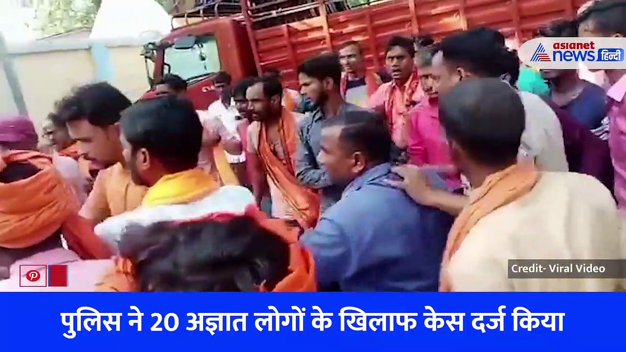 सीतापुर: थाने के गेट पर सिपाही को घसीटा और भीड़ ने जमकर बरसाए थप्पड़, वीडियो वायरल