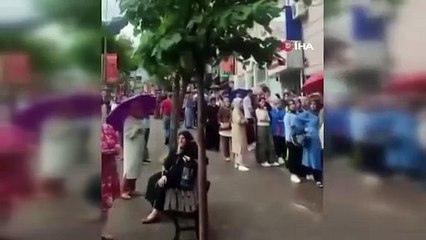 Virée shopping à Bursa： Ils ont fait la queue malgré l'averse
