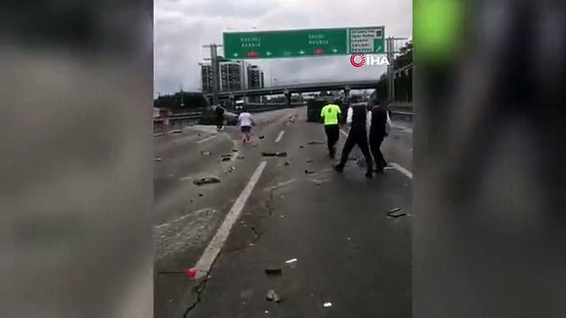 TEM Otoyolu'nda sürücünün feci ölümü -Fotoğraflama yaparken kargo aracı çarptı