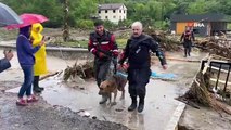Les lits des cours d'eau ont débordé à Bartın, des maisons et des commerces ont été inondés