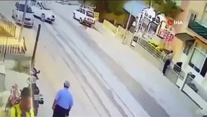 La moto a percuté la voiture qui est soudainement apparue devant elle, ces moments se sont reflétés sur la caméra.