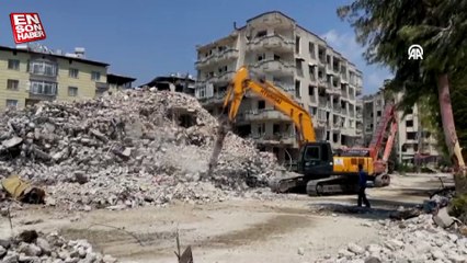 Hatay'da ağır hasarlı binaların yıkımı sürüyor