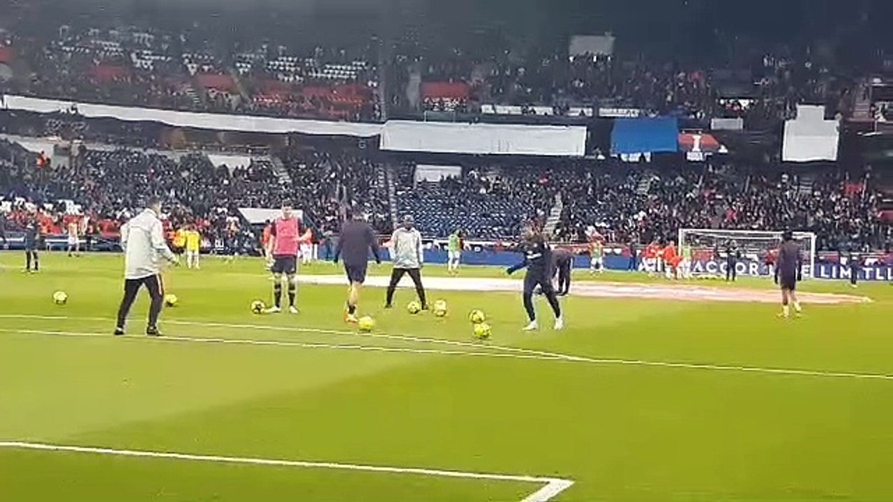Kylian Mbappe melakukan pemanasan di Stadion Parc des Princes.
