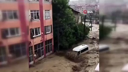 Devrek’te araçları sular altında kaldı, canlarını zor kurtardılar