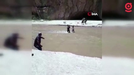 Kanyonda suyun yükselmesiyle mahsur kalanları itfaiye kurtardı