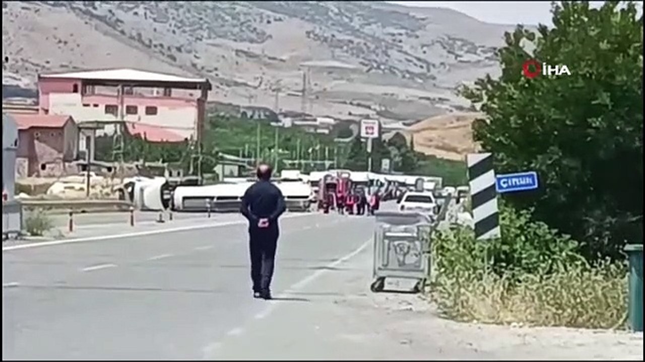 Un camion-citerne plein de carburant s'est renversé sur l'autoroute Malatya-Elazig