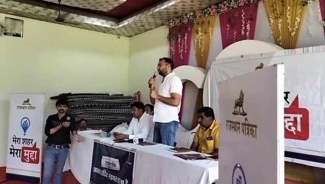 घुटनों तक भर जाता पानी, सडक़ के लिए वर्षों से इंतजार