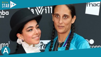 Roxane Depardieu fan de sa chérie Elia : La famille Depardieu apparaît dans son nouveau clip !